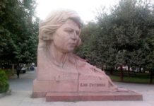 Ayna Sultanovanın heykəli götürülməyəcək – Rəsmi