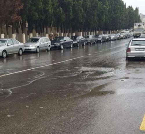 Bakının bəzi ərazilərində yağış kollektorlarında problem yaranıb – İcra başçıları hadisə yerində – FOTO