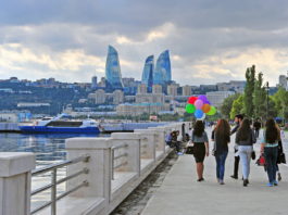 Bulvarda gülləri əzən 10 nəfər polisə çağırıldı – Video Baku-City-baki-azerbaijan