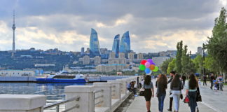 Bulvarda gülləri əzən 10 nəfər polisə çağırıldı – Video Baku-City-baki-azerbaijan