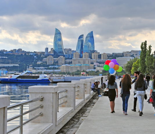 Bulvarda gülləri əzən 10 nəfər polisə çağırıldı – Video Baku-City-baki-azerbaijan