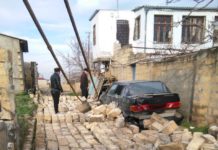 Güclü külək hasarı Binəqədidə maşının və qaz xəttinin üzərinə aşırdı – Fotolar guclu-kulek