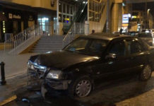 Bakıda təkəri sıradan çıxan avtomobil maneəyə çırpıldı – FOTO mersedes-qeza