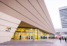 İki metro stansiyanın girişi açıldı