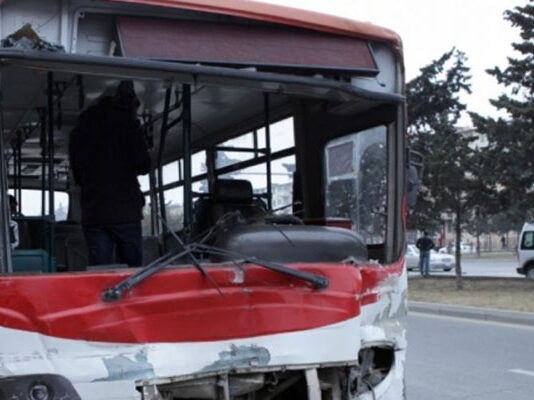 Bakıda marşrut avtobusu ağaca çırpıldı, 11 nəfər yaralandı – Video