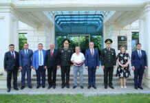 Binəqədi Rayon İcra Hakimiyyətində şəhidin medalı atasına təqdim olundu – Foto