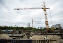 Binəqədidə kran aşıb, sürücü ölüb