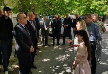 Millət vəkili Azay Quliyev 7-ci mikrorayonda seçicilərlə görüşüb – FOTOLAR azayq-quliyev-secici