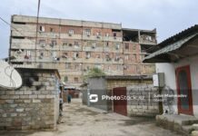 Binəqədidə məcburi köçkünlərin yataqxanasının həyətində ev tikilir? – VİDEO