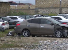 Bakıda avtomobil neft quyusuna düşdü – Video