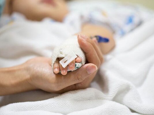 Valideynlərin uşaqlara özbaşına antibiotik vermələrinin FƏSADLARI qizilca-usaq-hekim.png