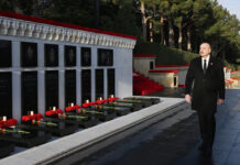 Prezident İlham Əliyev Şəhidlər xiyabanında – Foto