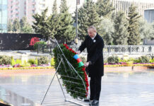 Prezident İlham Əliyev və Mehriban Əliyeva Xocalı soyqırımı abidəsini ziyarət ediblər