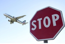 Təyyarədə sərnişinlərin əl yüklərindən oğurluq edənlər SAXLANILDILAR – VİDEO