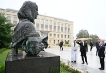 Azərbaycan və BƏƏ prezidentləri Şuşada güllələnmiş heykəllərə baxıblar