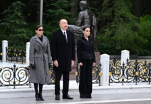 Prezident İlham Əliyev və Mehriban Əliyeva ümummilli lider Heydər Əliyevin məzarını ziyarət edib – Video – Foto