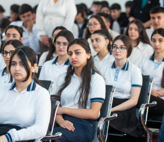 Məktəblilərə məişət zorakılığı ilə mübarizə yolları barədə məlumat verilib