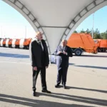 Prezident İlham Əliyev Bakıda məişət tullantıları daşıyan texnikalarla tanış olub – Foto