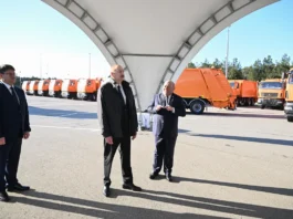 Prezident İlham Əliyev Bakıda məişət tullantıları daşıyan texnikalarla tanış olub – Foto