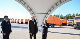 Prezident İlham Əliyev Bakıda məişət tullantıları daşıyan texnikalarla tanış olub – Foto