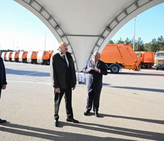 Prezident İlham Əliyev Bakıda məişət tullantıları daşıyan texnikalarla tanış olub – Foto