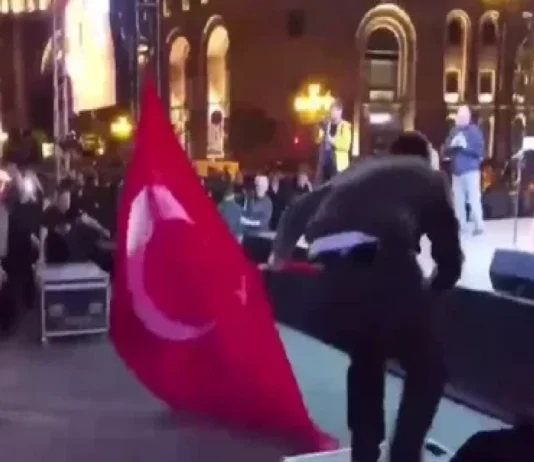 Azərbaycan XİN İrəvanda Türkiyə bayrağının yandırılmasını pisləyib irevan-turkiye-bayragi