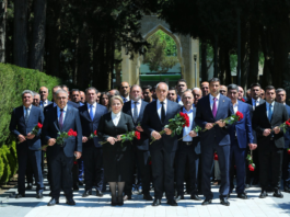 Binəqədi İH kollektivi Fəxri xiyabanda Ulu Öndər Heydər Əliyevin məzarını ziyarət edib – Foto