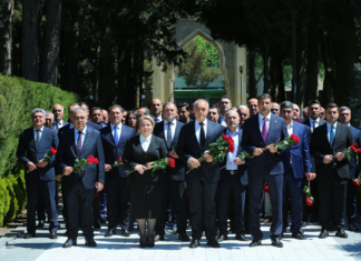 Binəqədi İH kollektivi Fəxri xiyabanda Ulu Öndər Heydər Əliyevin məzarını ziyarət edib – Foto