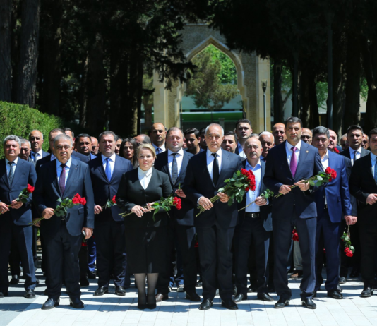 Binəqədi İH kollektivi Fəxri xiyabanda Ulu Öndər Heydər Əliyevin məzarını ziyarət edib – Foto