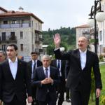 Prezidentlər Şuşada inşa edilmiş birinci yaşayış kompleksində – Foto